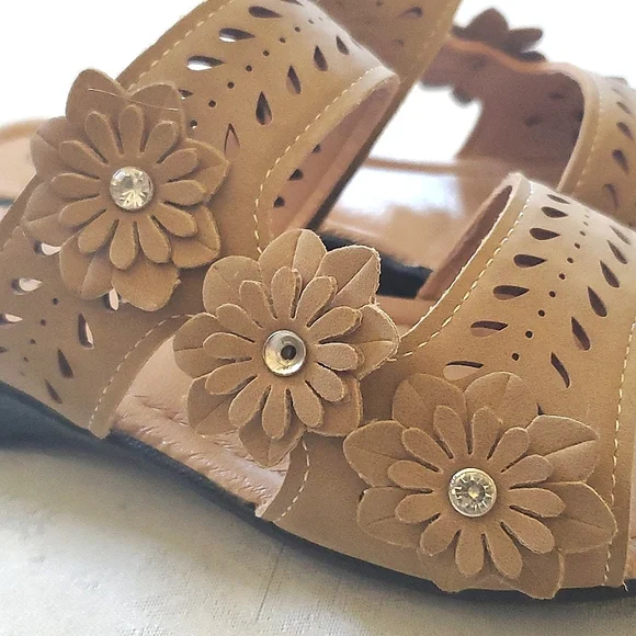 Belladia Comfort Wide Tan Beige Floral Shoes Women's Size 8W - Picture 7 of 11